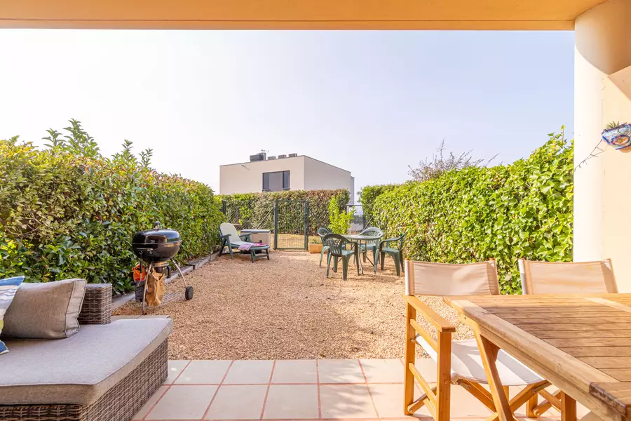 En venda. Preciós apartament amb jardí privat i piscina comunitària