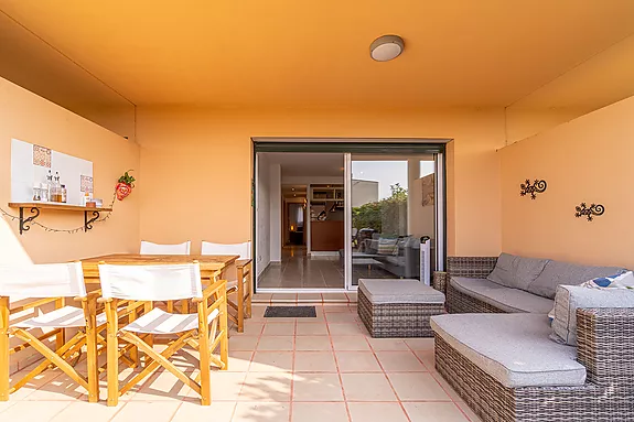 En venda. Preciós apartament amb jardí privat i piscina comunitària