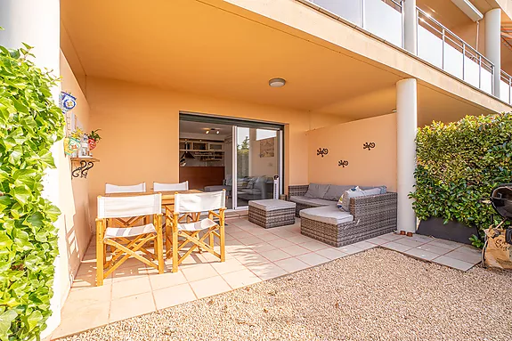 En venda. Preciós apartament amb jardí privat i piscina comunitària