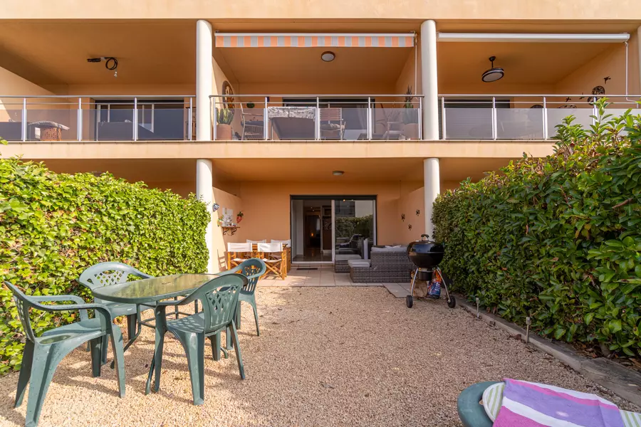 En venda. Preciós apartament amb jardí privat i piscina comunitària