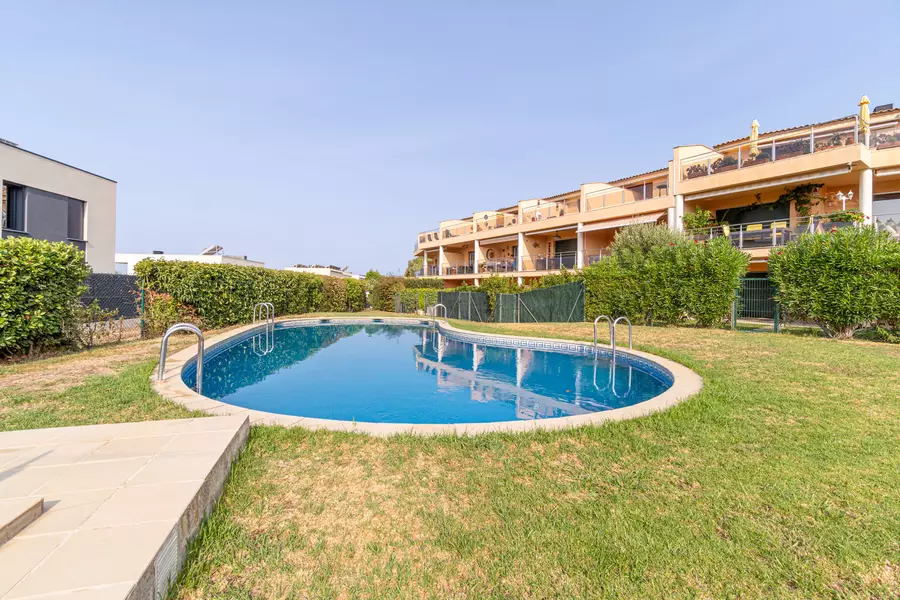 En venta. Hermoso apartamento con jardín privado y piscina comunitaria.