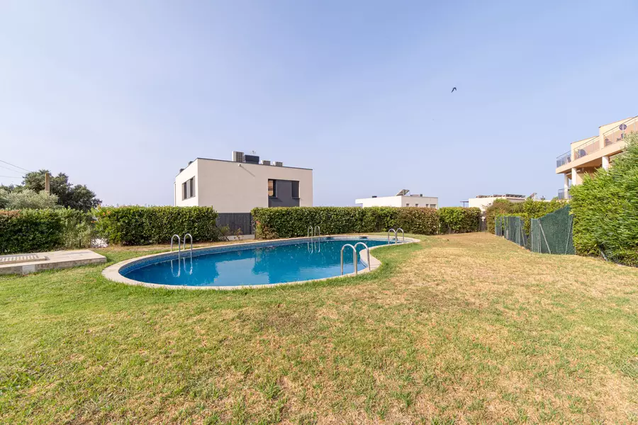 En venda. Preciós apartament amb jardí privat i piscina comunitària