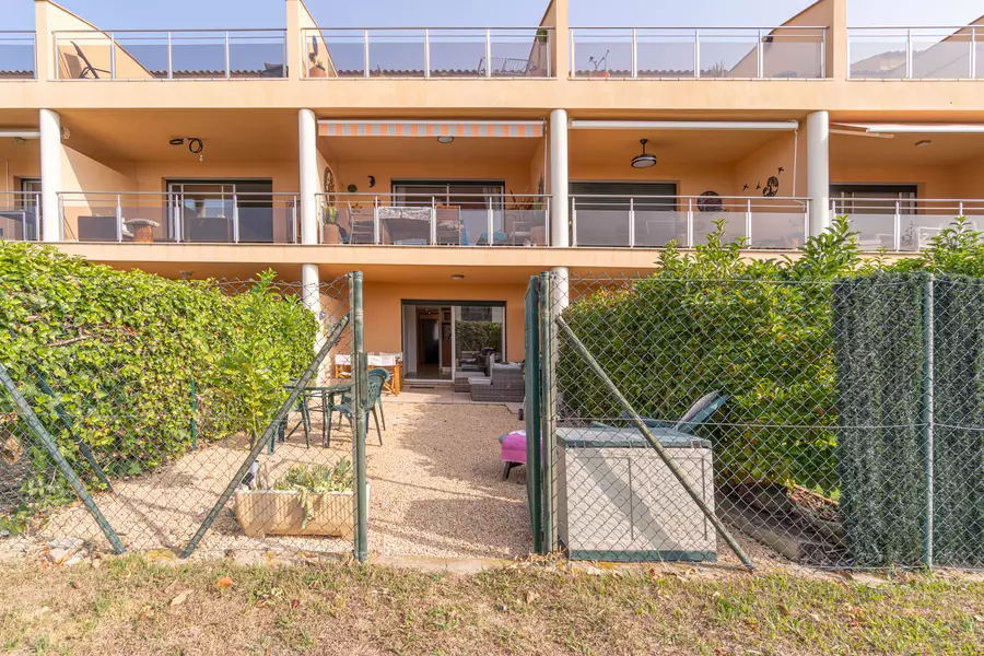 Bel appartement avec jardin privé et piscine commune.