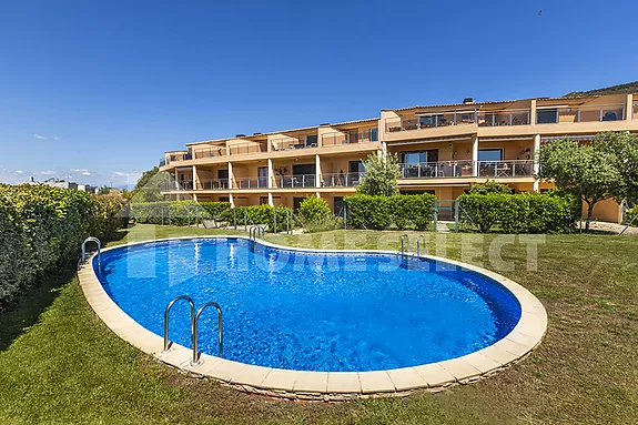 En venda. Preciós apartament amb jardí privat i piscina comunitària