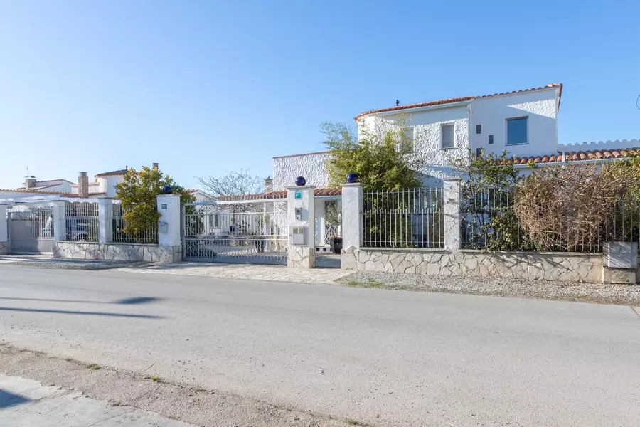 En venda casa al canal amb 25 mts de amarratge, Port Privat i parcel.la de 875M2