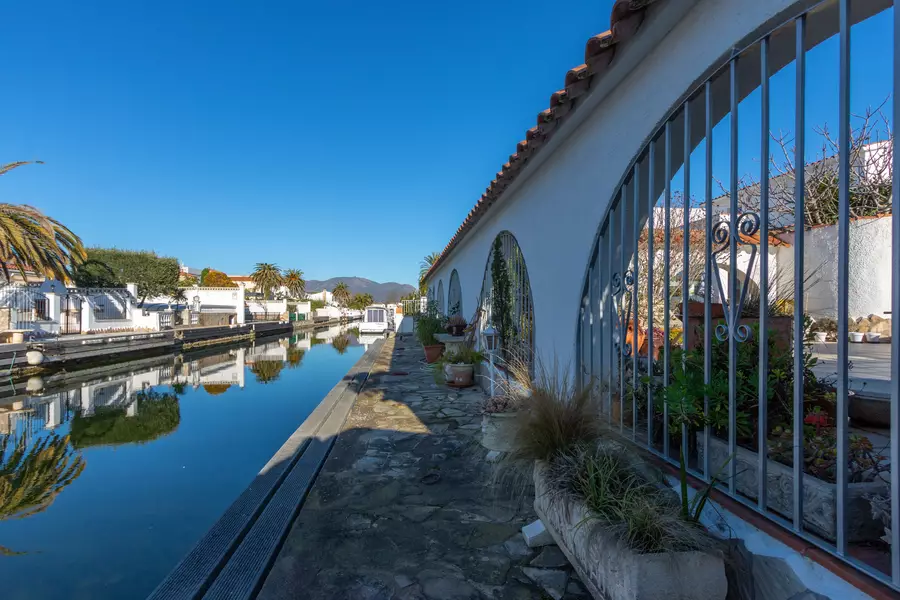 For sale house by the canal with 25 meters of mooring, Private Port and a 875M2 plot.