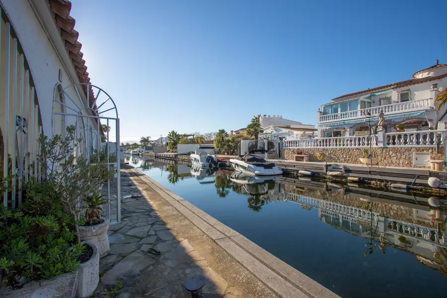 Zum Verkauf stehendes Haus am Kanal mit 25 m Liegeplatz, Privathafen und 875 m² Grundstück.