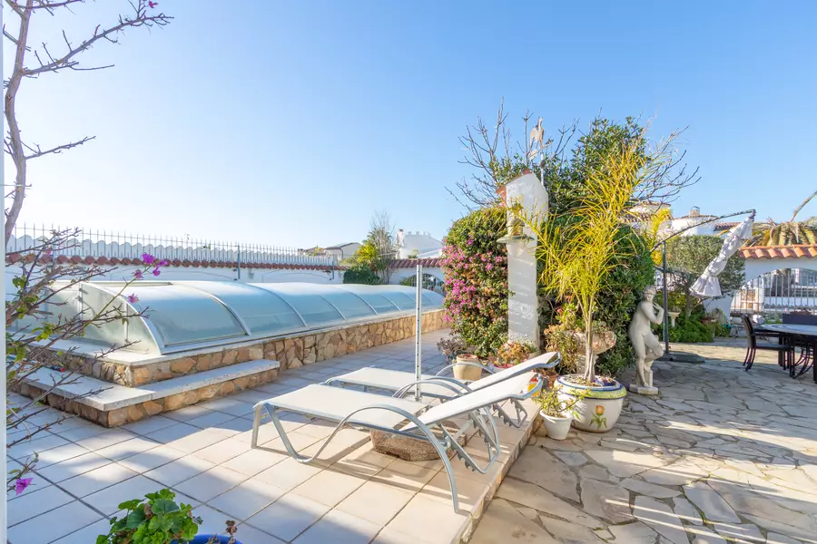 For sale house by the canal with 25 meters of mooring, Private Port and a 875M2 plot.