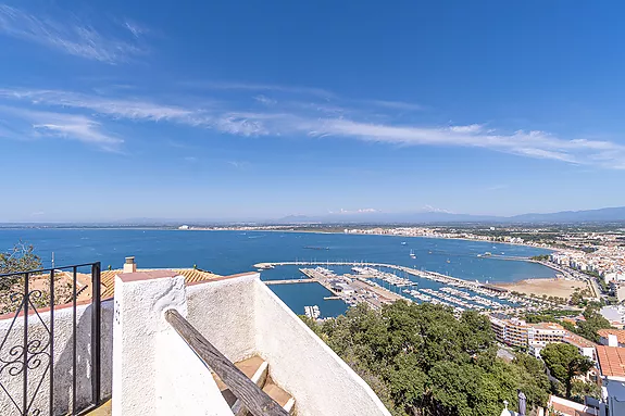 En vente petit bijou avec une vue imprenable sur la baie de Roses.