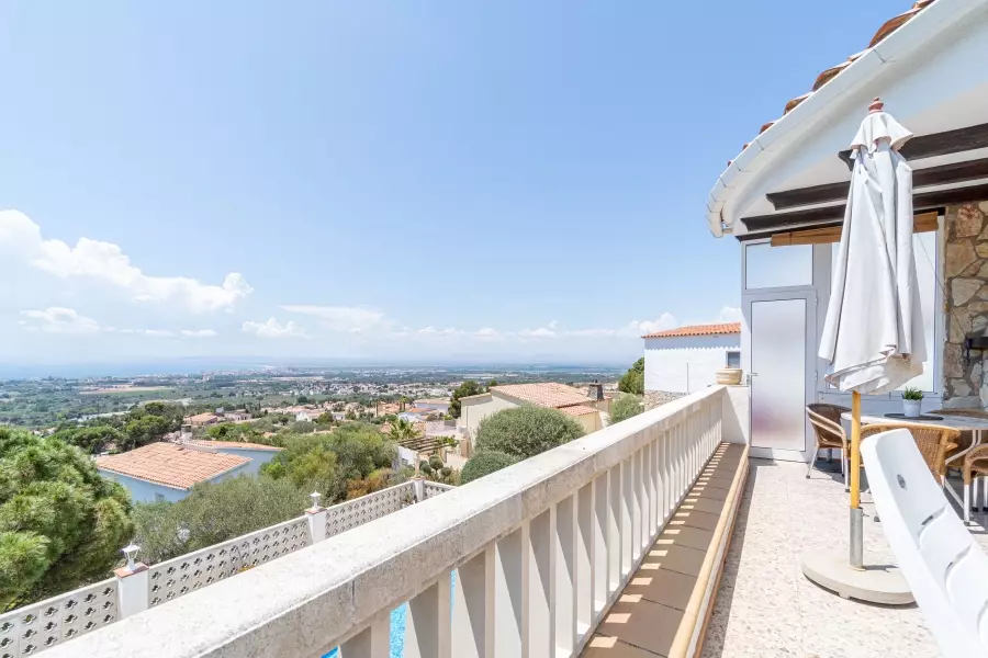 House with spectacular views of the Bay of Roses