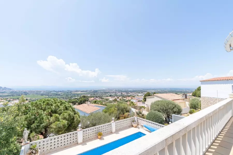 House with spectacular views of the Bay of Roses