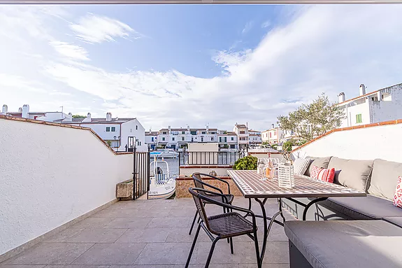 Empuriabrava, renovated traditional fisherman's house with sensational views of two private ports an