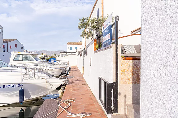 Empuriabrava, casa de pescador tradicional renovada con vistas sensacionales a dos puertos privados 