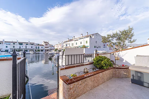 Empuriabrava, casa de pescador tradicional renovada con vistas sensacionales a dos puertos privados 