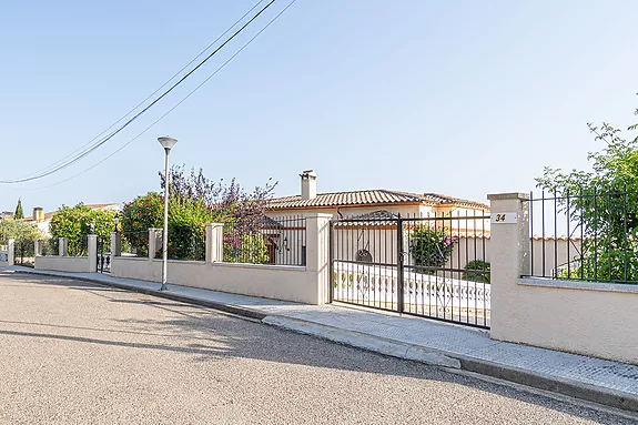 Magnificent villa with tennis court, pool and fabulous views of Roses Bay.