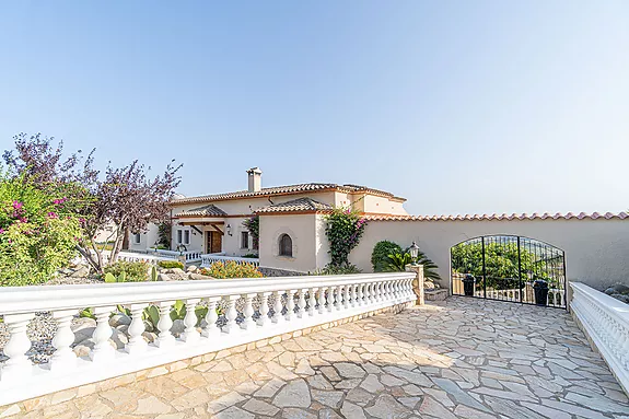 Magnificent villa with tennis court, pool and fabulous views of Roses Bay.