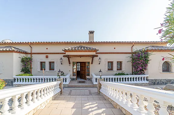 Magnificent villa with tennis court, pool and fabulous views of Roses Bay.