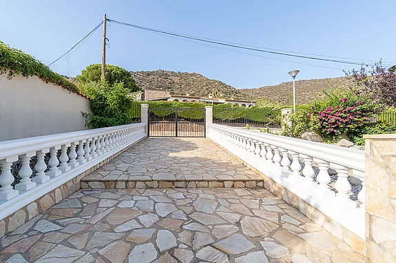 Magnificent villa with tennis court, pool and fabulous views of Roses Bay.