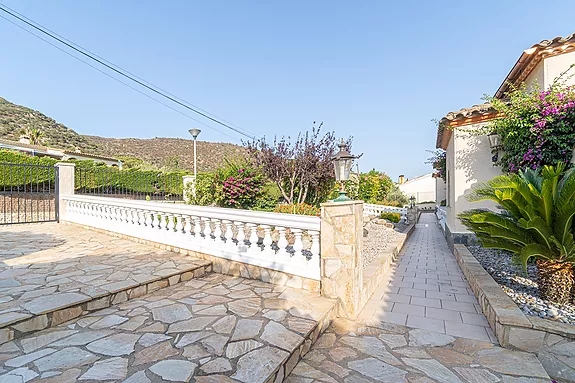 Magnificent villa with tennis court, pool and fabulous views of Roses Bay.