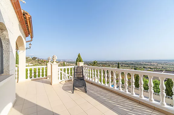 Magnificent villa with tennis court, pool and fabulous views of Roses Bay.