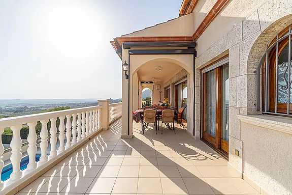 Magnificent villa with tennis court, pool and fabulous views of Roses Bay.