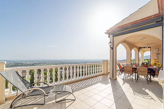 Magnificent villa with tennis court, pool and fabulous views of Roses Bay.