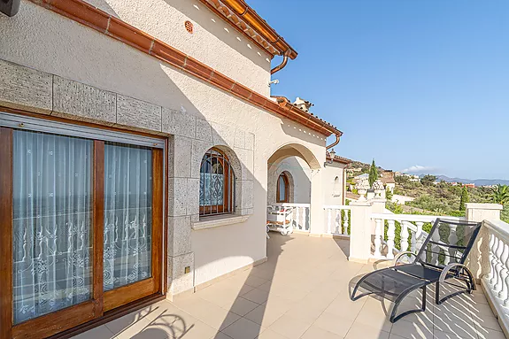 Magnificent villa with tennis court, pool and fabulous views of Roses Bay.