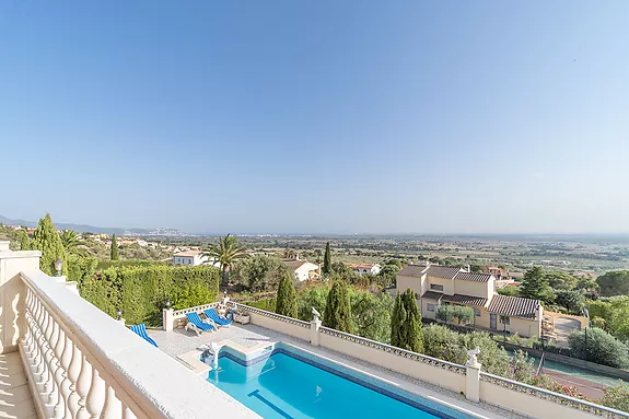 Magnificent villa with tennis court, pool and fabulous views of Roses Bay.