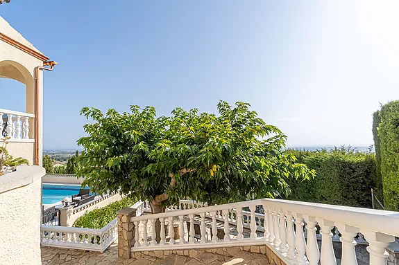 Magnificent villa with tennis court, pool and fabulous views of Roses Bay.