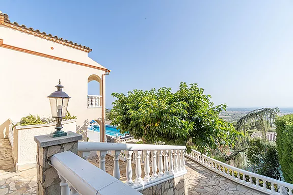 Magnificent villa with tennis court, pool and fabulous views of Roses Bay.