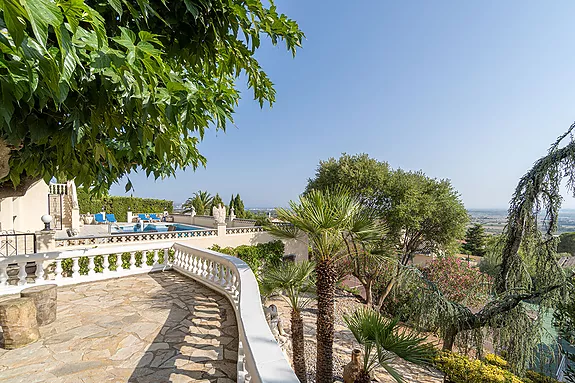 Magnificent villa with tennis court, pool and fabulous views of Roses Bay.