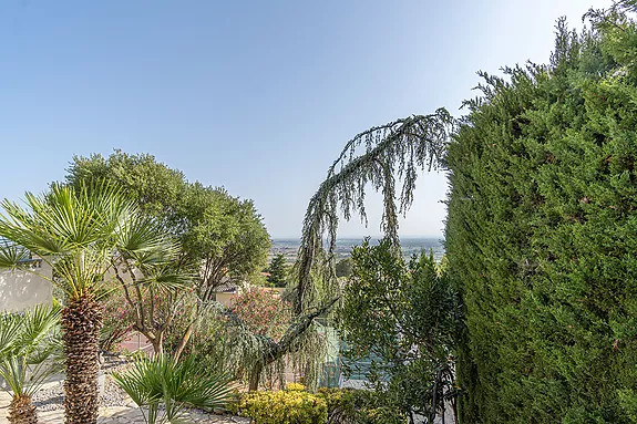 Magnificent villa with tennis court, pool and fabulous views of Roses Bay.