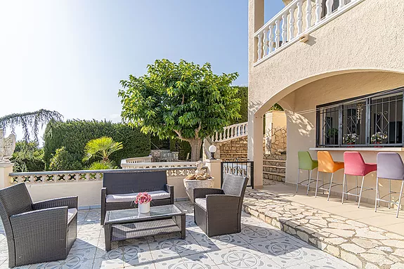 Magnificent villa with tennis court, pool and fabulous views of Roses Bay.