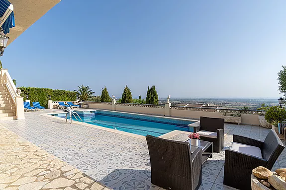 Magnificent villa with tennis court, pool and fabulous views of Roses Bay.