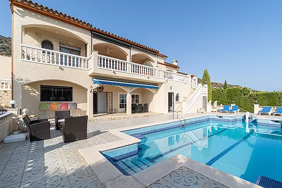 Magnificent villa with tennis court, pool and fabulous views of Roses Bay.