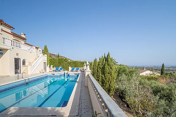 Magnificent villa with tennis court, pool and fabulous views of Roses Bay.