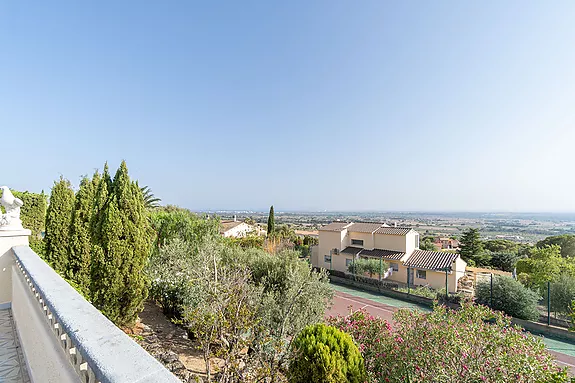 Magnificent villa with tennis court, pool and fabulous views of Roses Bay.