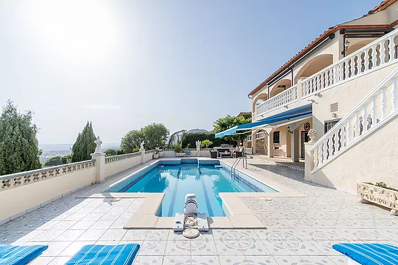 Magnificent villa with tennis court, pool and fabulous views of Roses Bay.