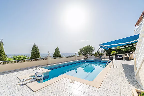 Magnificent villa with tennis court, pool and fabulous views of Roses Bay.