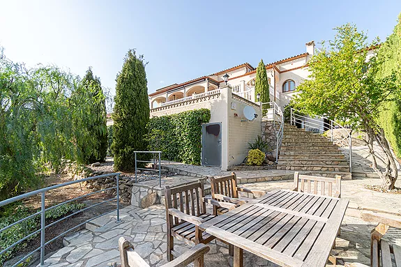 Magnificent villa with tennis court, pool and fabulous views of Roses Bay.