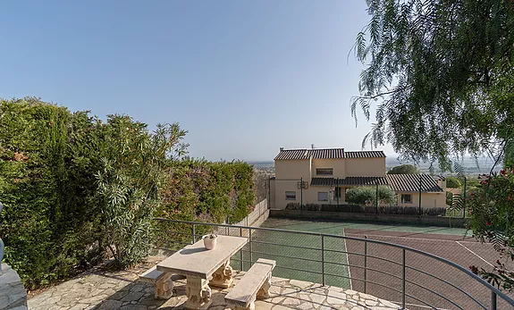 Magnificent villa with tennis court, pool and fabulous views of Roses Bay.