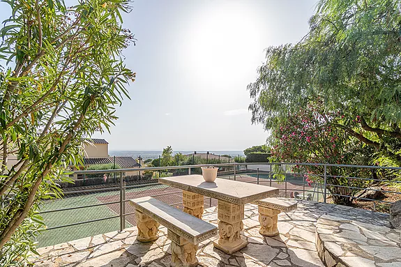 Magnificent villa with tennis court, pool and fabulous views of Roses Bay.