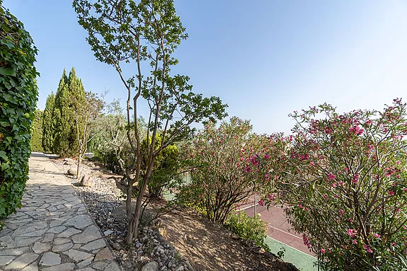 Magnificent villa with tennis court, pool and fabulous views of Roses Bay.