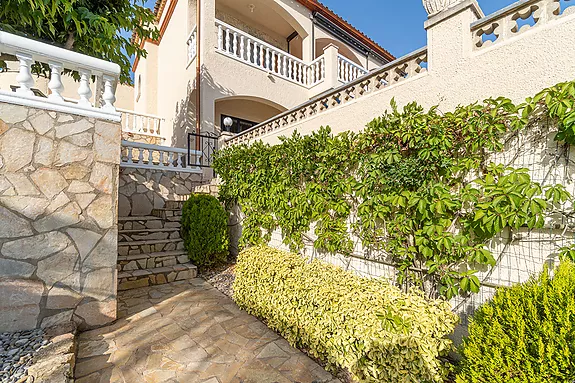 Magnificent villa with tennis court, pool and fabulous views of Roses Bay.