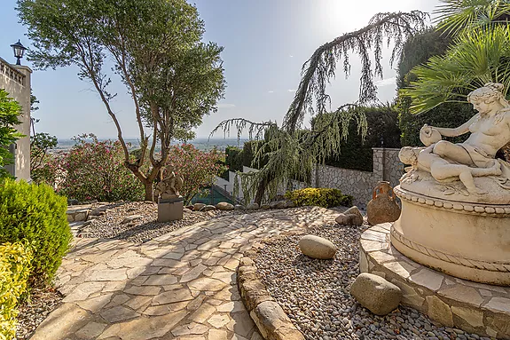 Magnificent villa with tennis court, pool and fabulous views of Roses Bay.