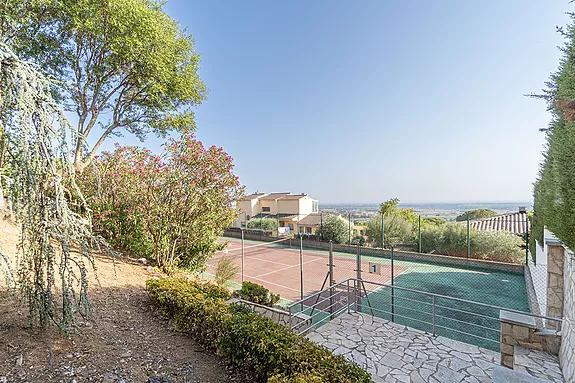 Magnificent villa with tennis court, pool and fabulous views of Roses Bay.