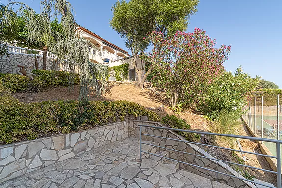 Magnificent villa with tennis court, pool and fabulous views of Roses Bay.