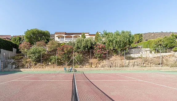 Magnificent villa with tennis court, pool and fabulous views of Roses Bay.