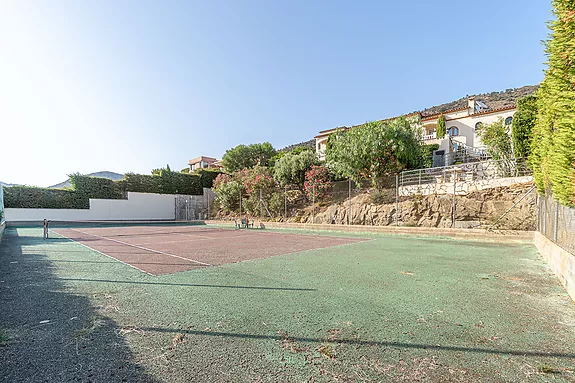 Magnificent villa with tennis court, pool and fabulous views of Roses Bay.