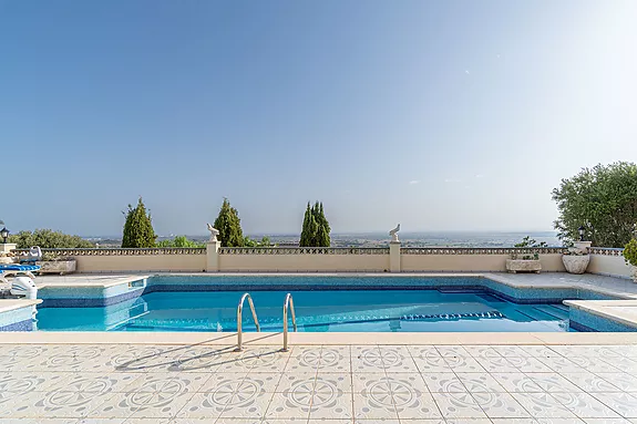 Magnificent villa with tennis court, pool and fabulous views of Roses Bay.